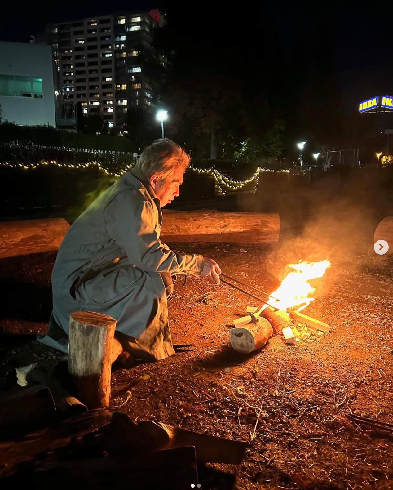 夜の焚き火に向き合う