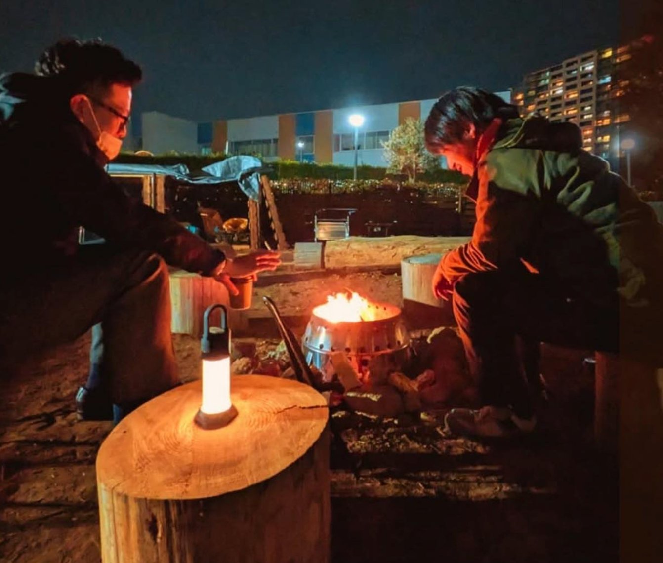 二人で焚き火を楽しむ夜