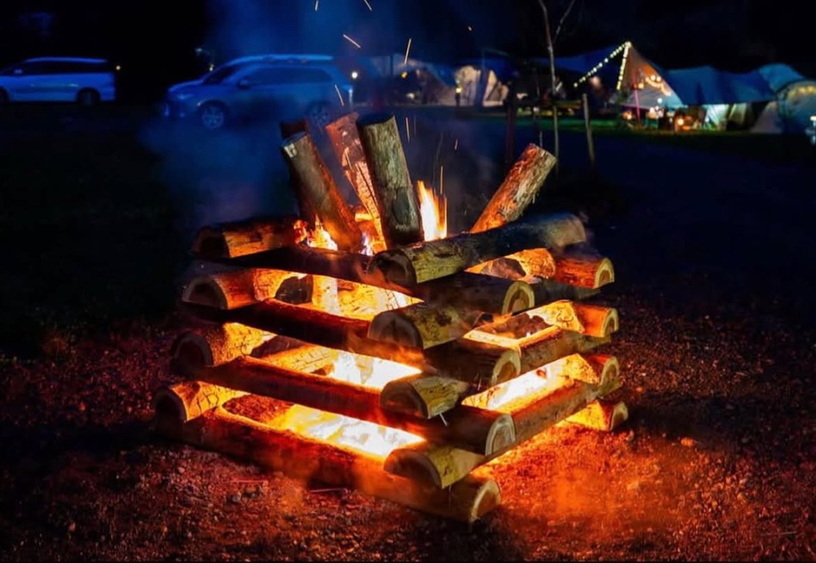 井桁に組まれた薪から炎が燃え上がる