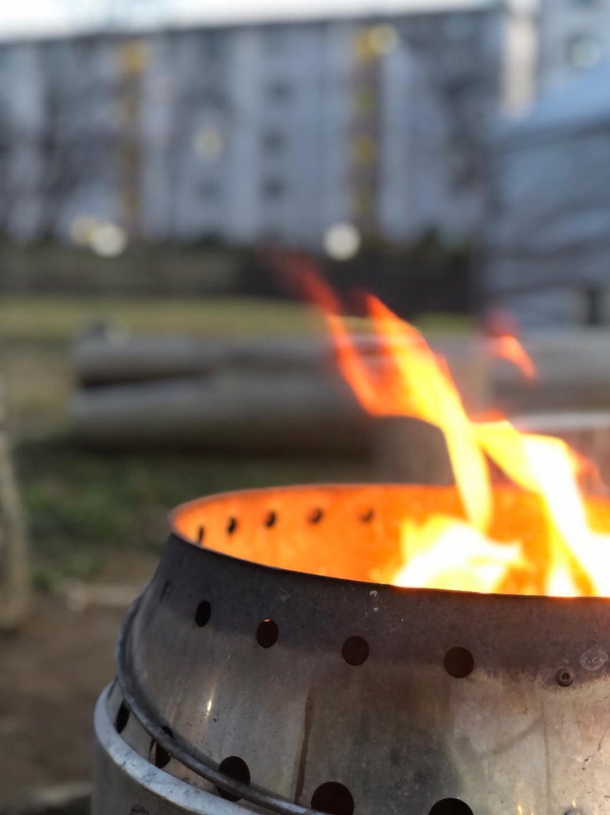 焚き火台の炎クローズアップ